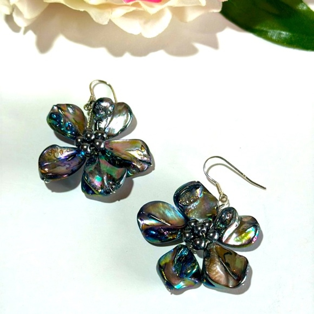 Stunning gray shell flower earrings